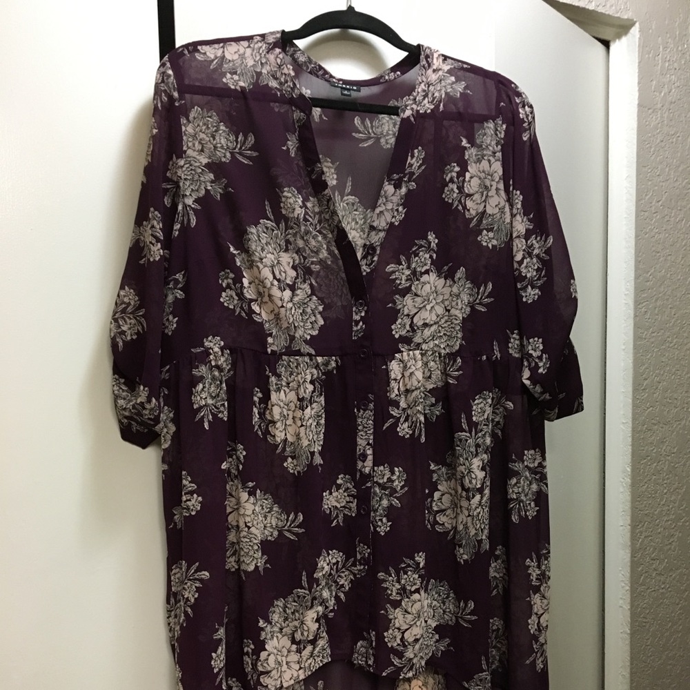 Gorgeous maroon floral hi-low blouse by Torrid